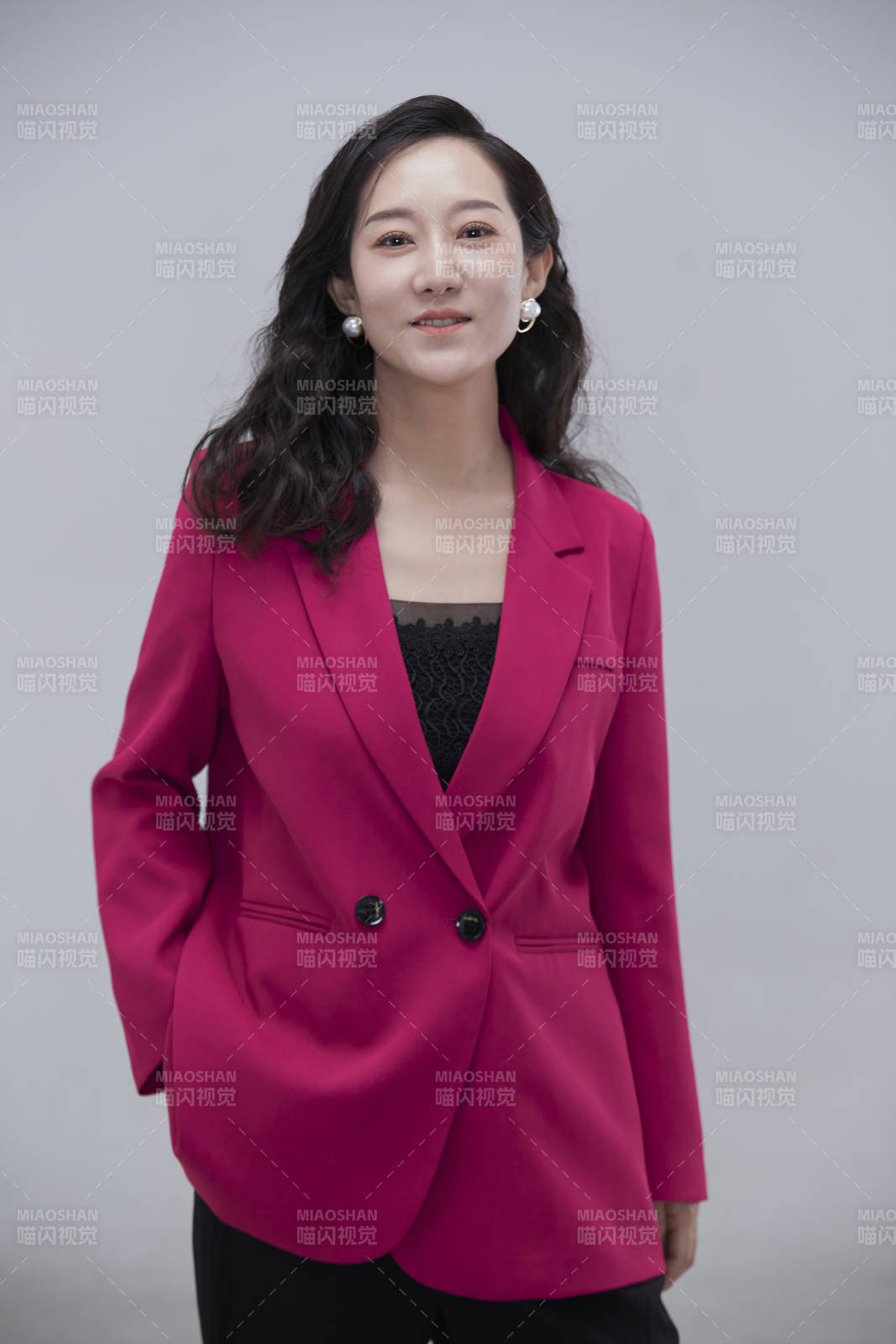 白色背景下职场职业成年女性经理人公关图片