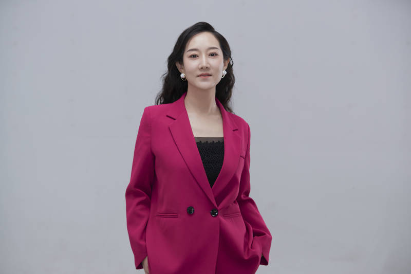 白色背景下职场职业成年女性经理人公关图片