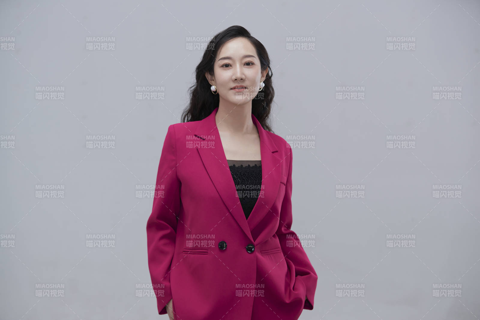 白色背景下职场职业成年女性经理人公关图片