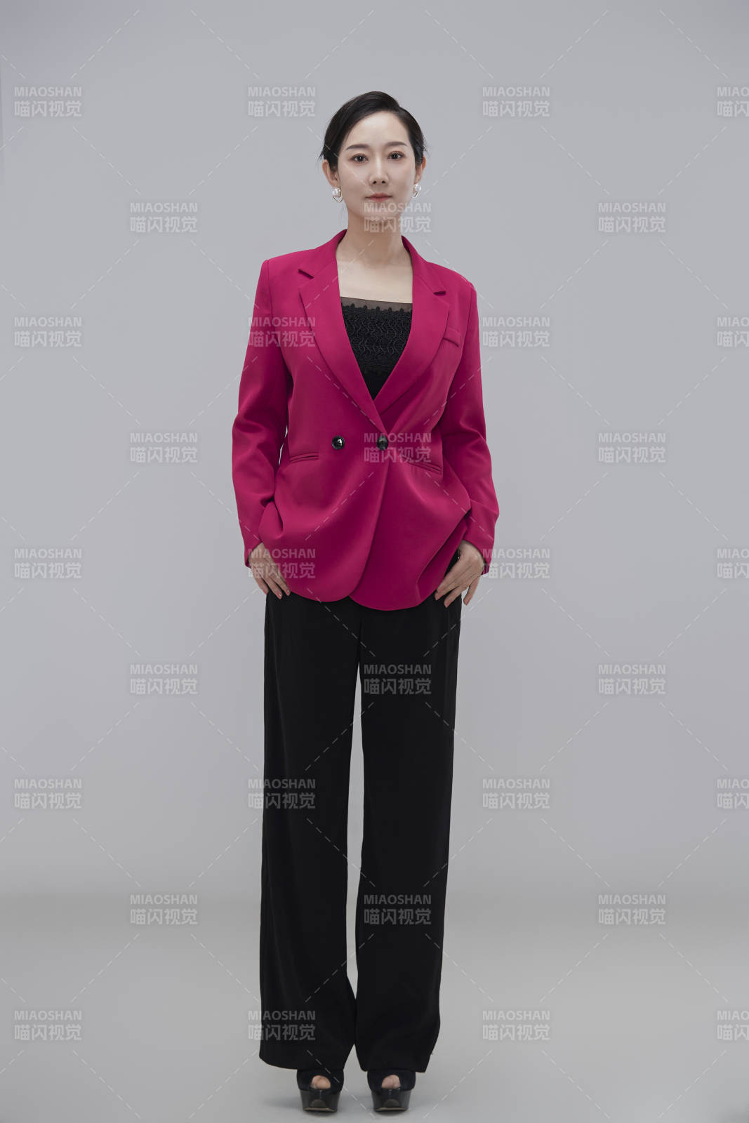 白色背景下职场职业成年女性经理人公关图片