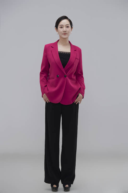 白色背景下职场职业成年女性经理人公关图片