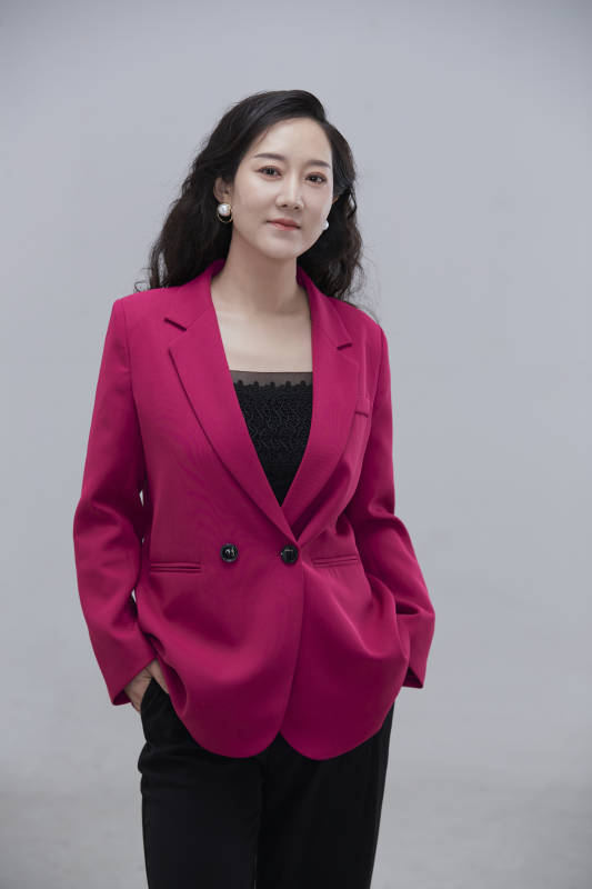 白色背景下职场职业成年女性经理人公关图片