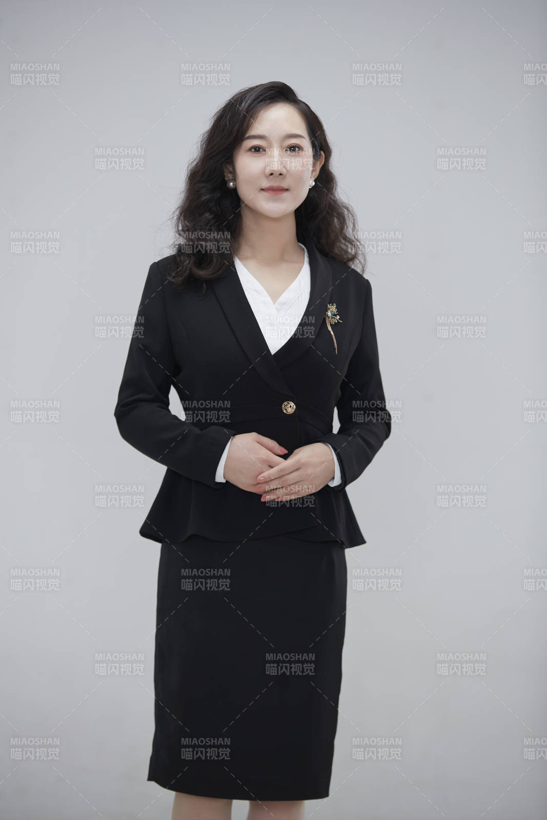 白色背景下职场职业成年女性经理人公关图片