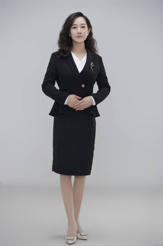 白色背景下职场职业成年女性经理人公关图片