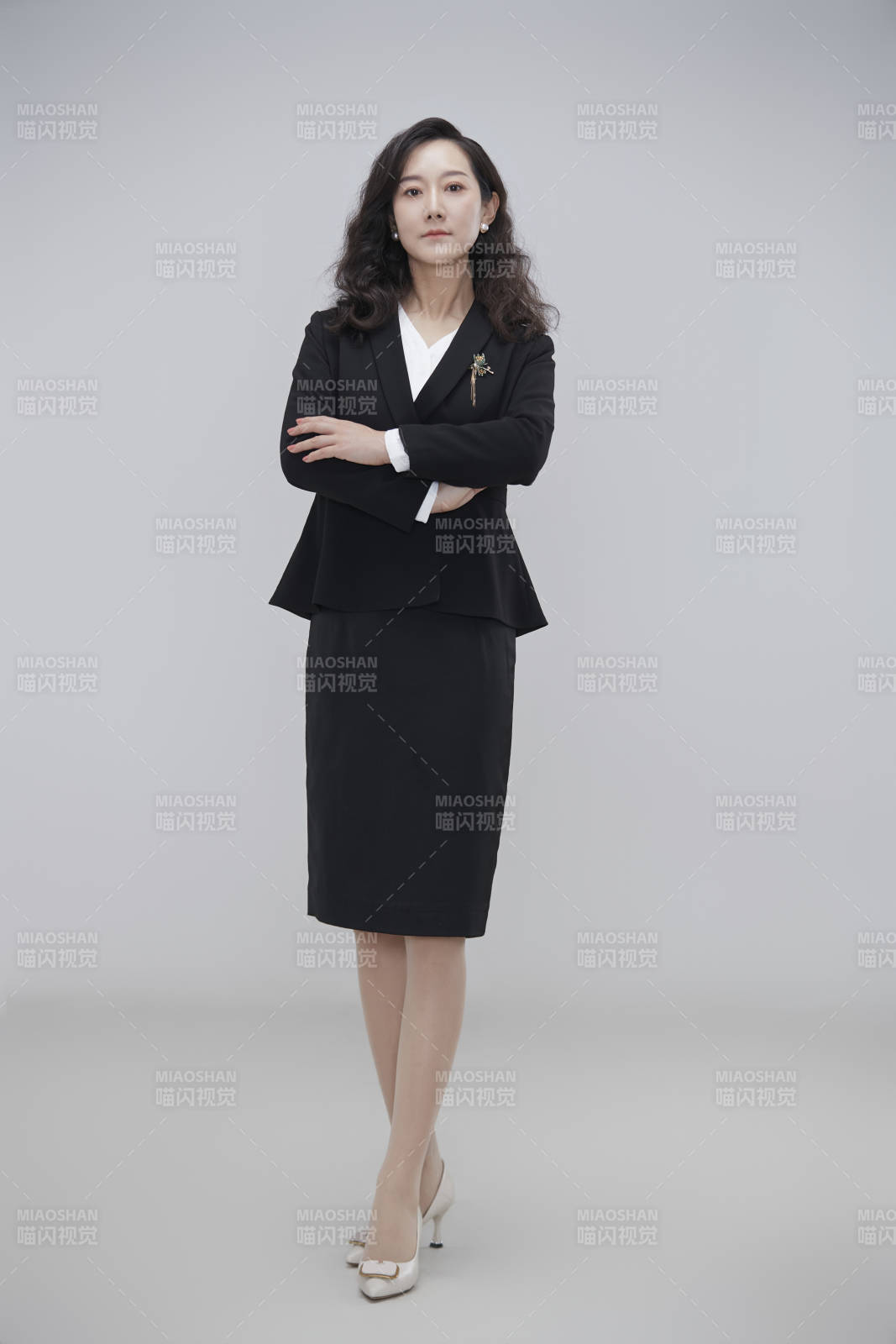 白色背景下职场职业成年女性经理人公关图片