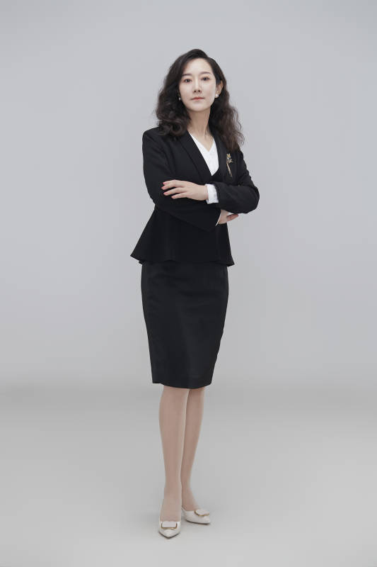 白色背景下职场职业成年女性经理人公关图片