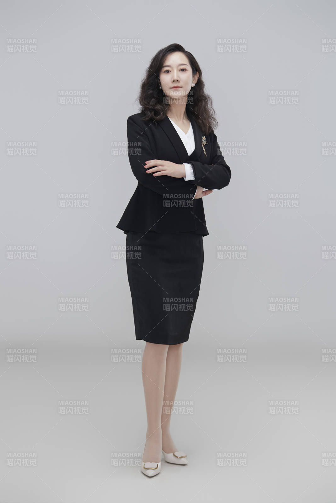 白色背景下职场职业成年女性经理人公关图片