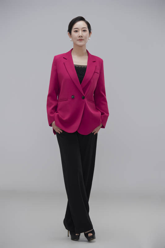 白色背景下职场职业成年女性经理人公关图片