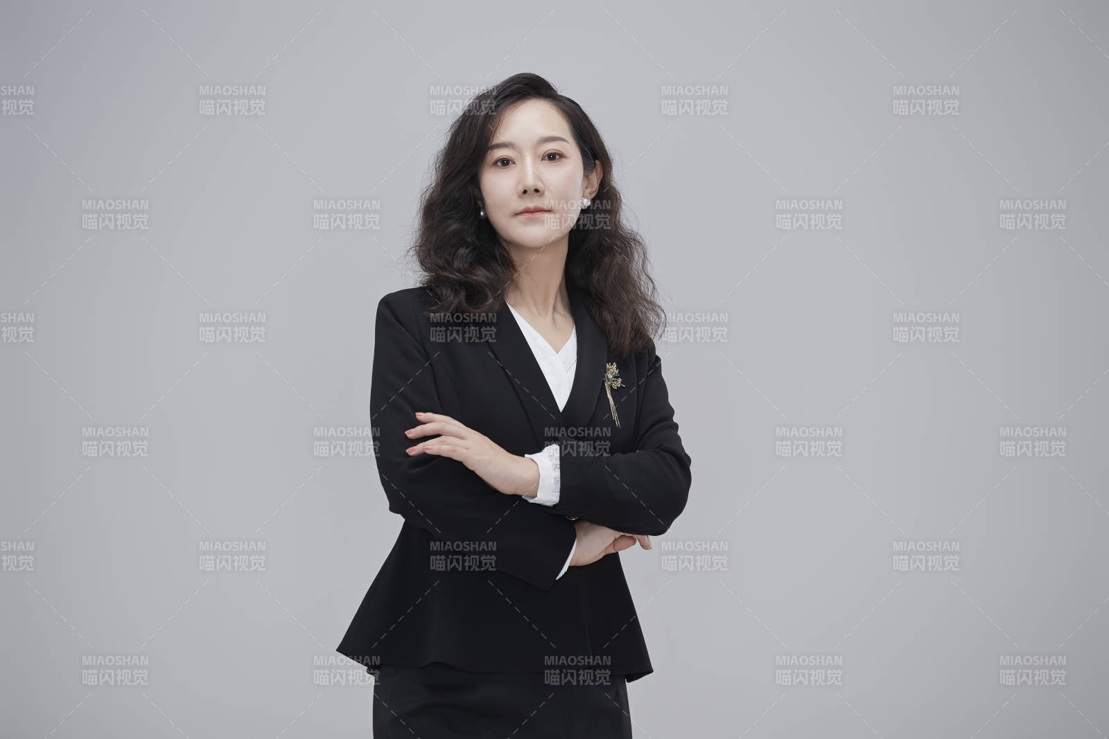 白色背景下职场职业成年女性经理人公关图片