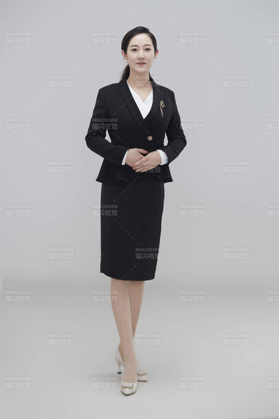 白色背景下职场职业成年女性经理人公关图片