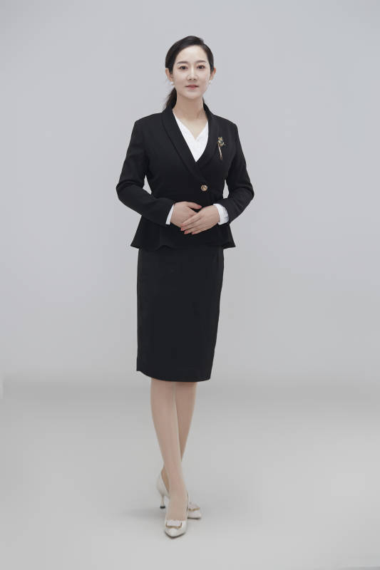 白色背景下职场职业成年女性经理人公关图片