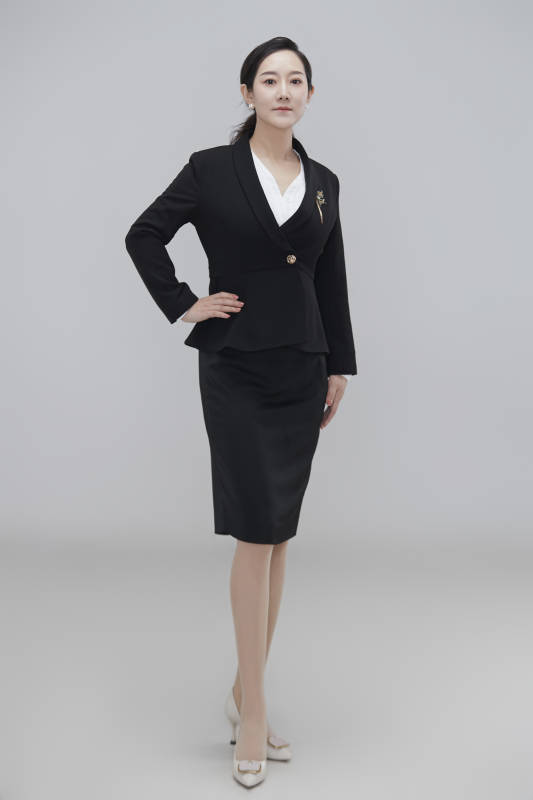 白色背景下职场职业成年女性经理人公关图片