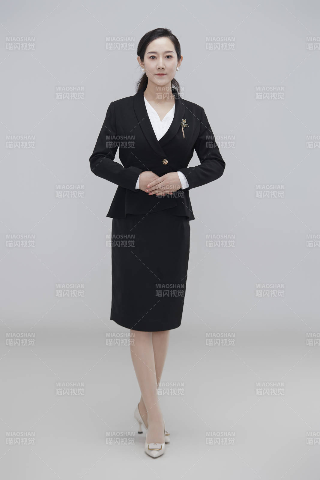 白色背景下职场职业成年女性经理人公关图片