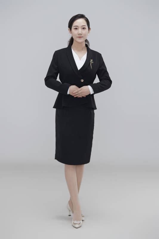 白色背景下职场职业成年女性经理人公关图片