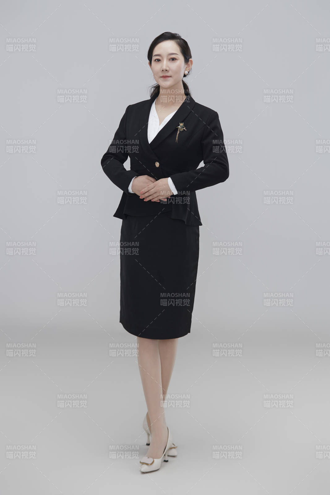 白色背景下职场职业成年女性经理人公关图片