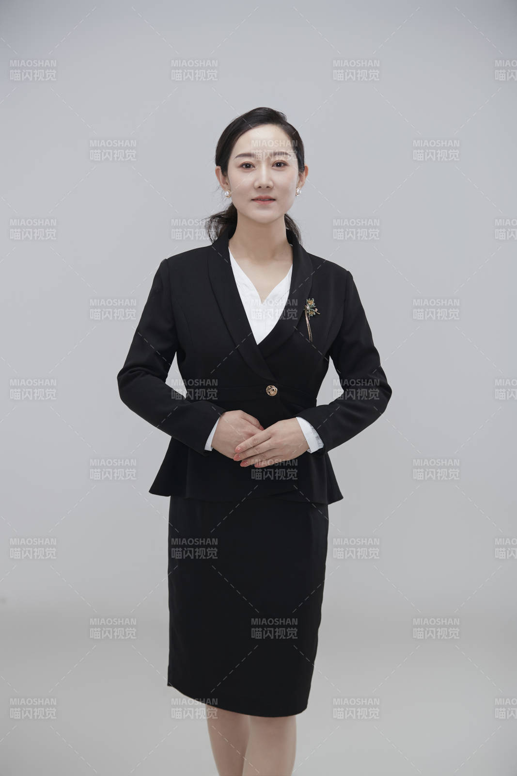 白色背景下职场职业成年女性经理人公关图片