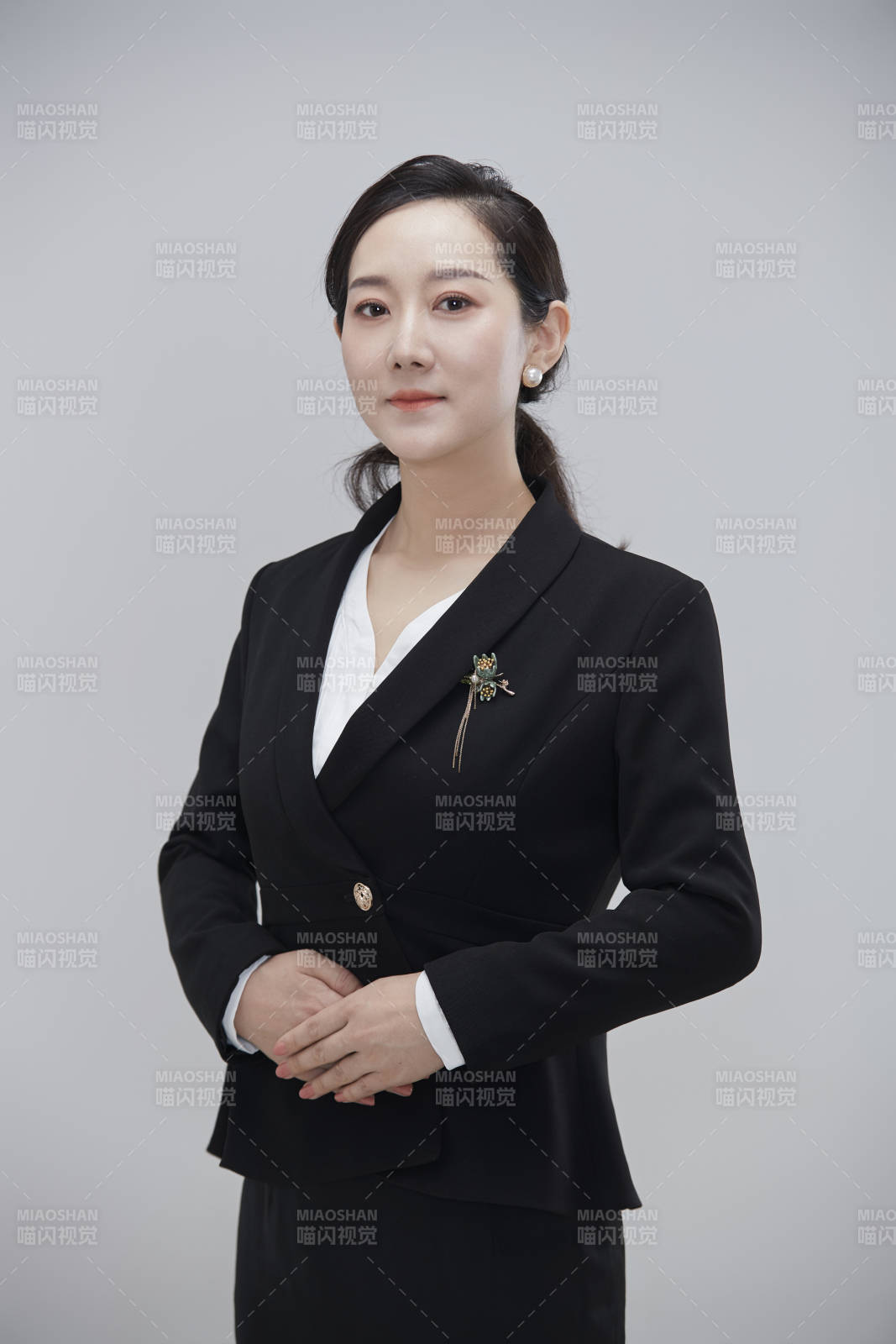 白色背景下职场职业成年女性经理人公关图片