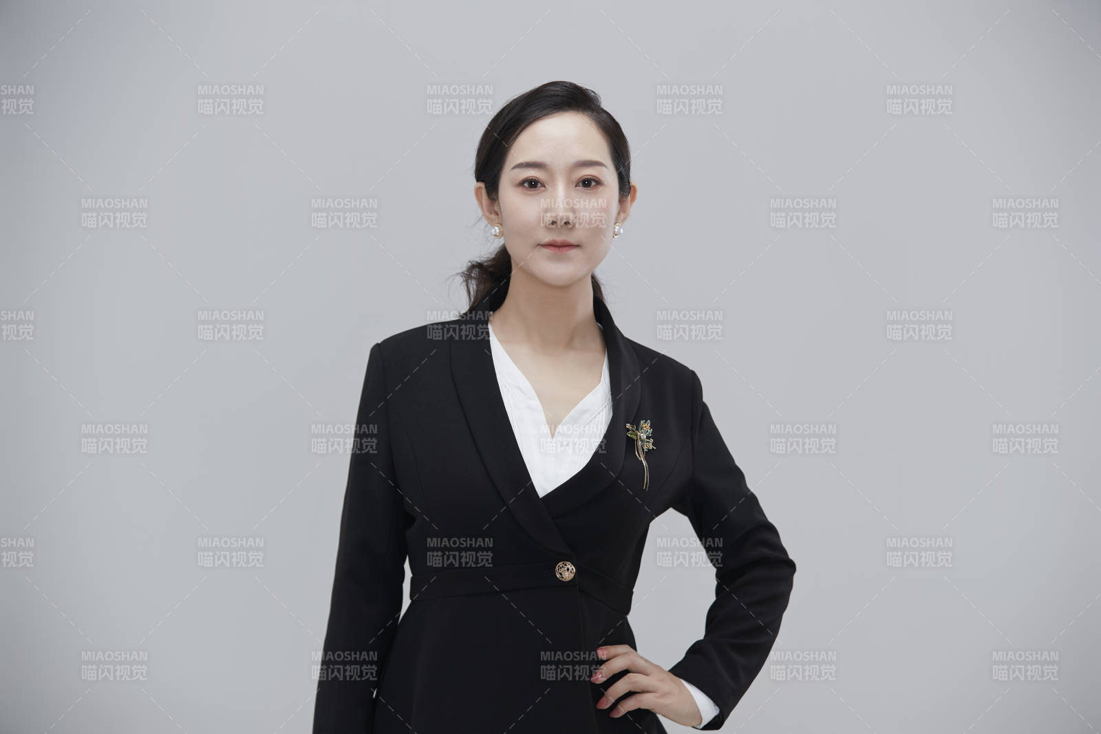 白色背景下职场职业成年女性经理人公关图片