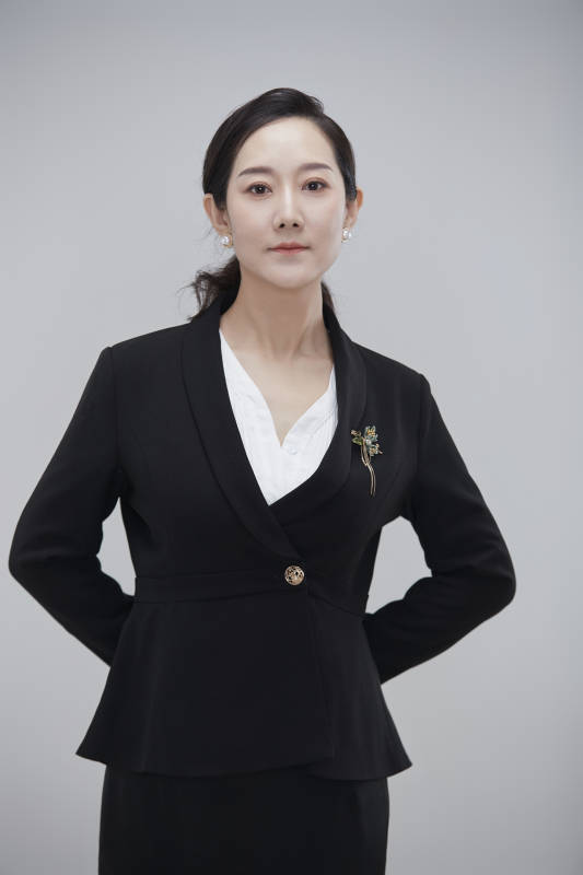 白色背景下职场职业成年女性经理人公关图片