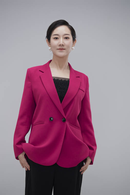 白色背景下职场职业成年女性经理人公关图片