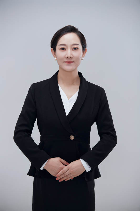 白色背景下职场职业成年女性经理人公关图片