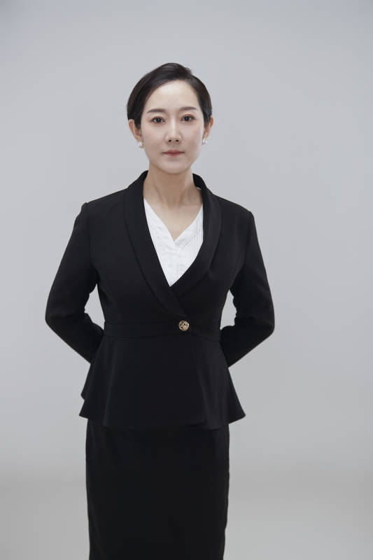 白色背景下职场职业成年女性经理人公关图片