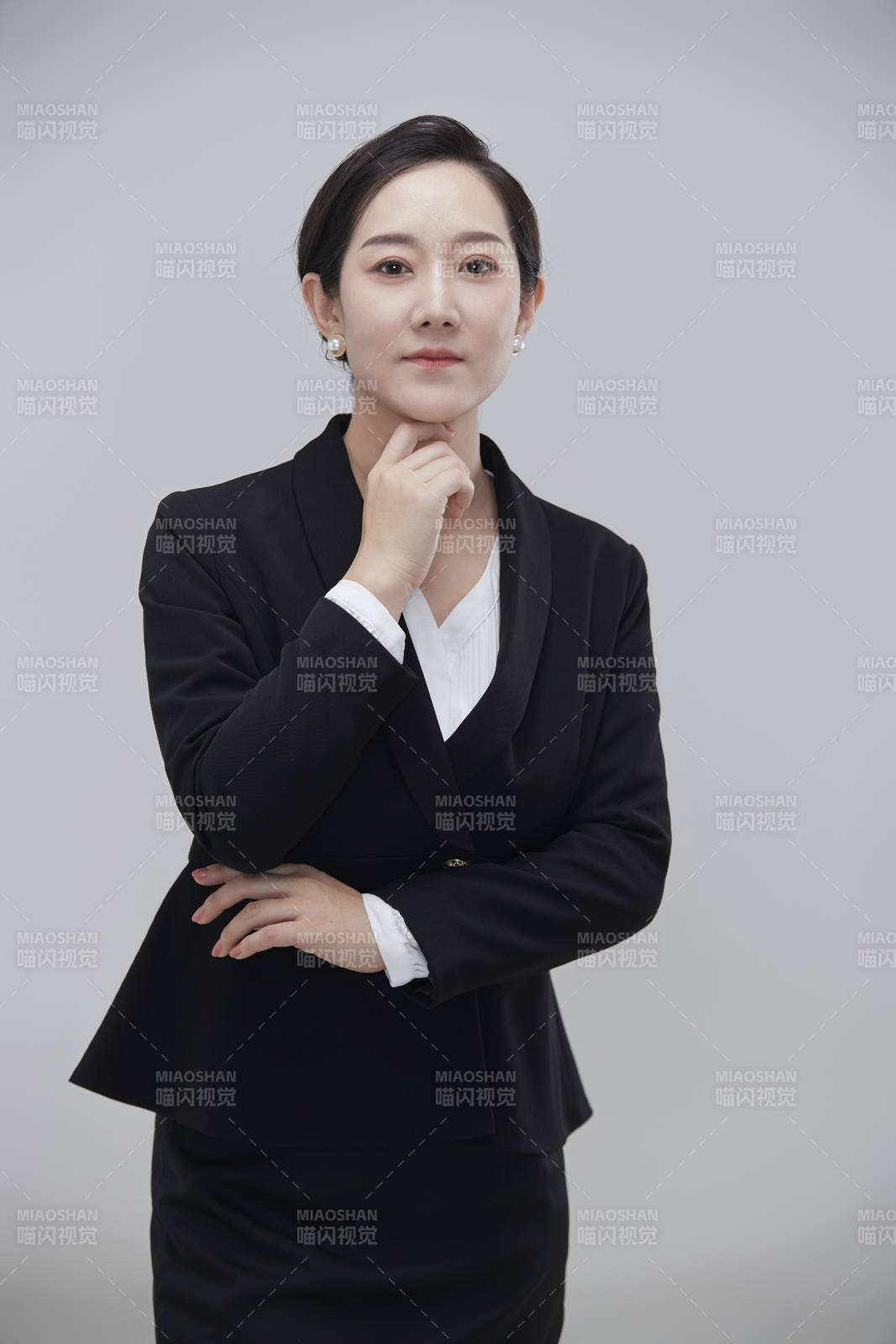 白色背景下职场职业成年女性经理人公关图片