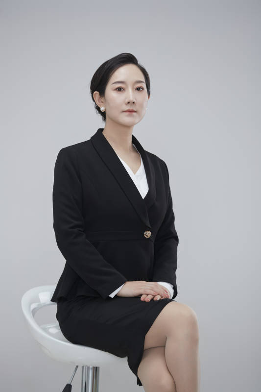 白色背景下职场职业成年女性经理人公关图片