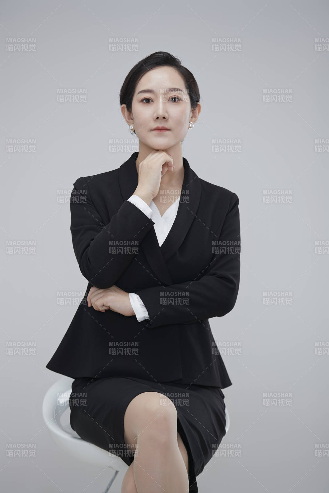 白色背景下职场职业成年女性经理人公关图片