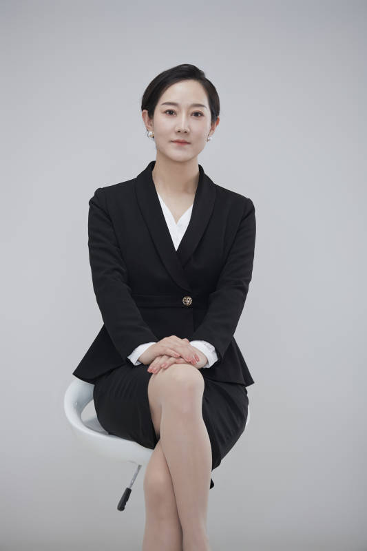 白色背景下职场职业成年女性经理人公关图片