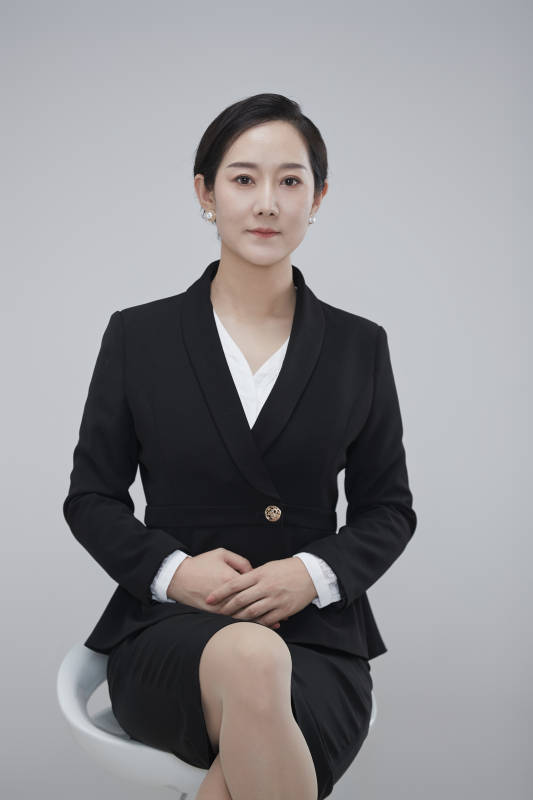 白色背景下职场职业成年女性经理人公关图片