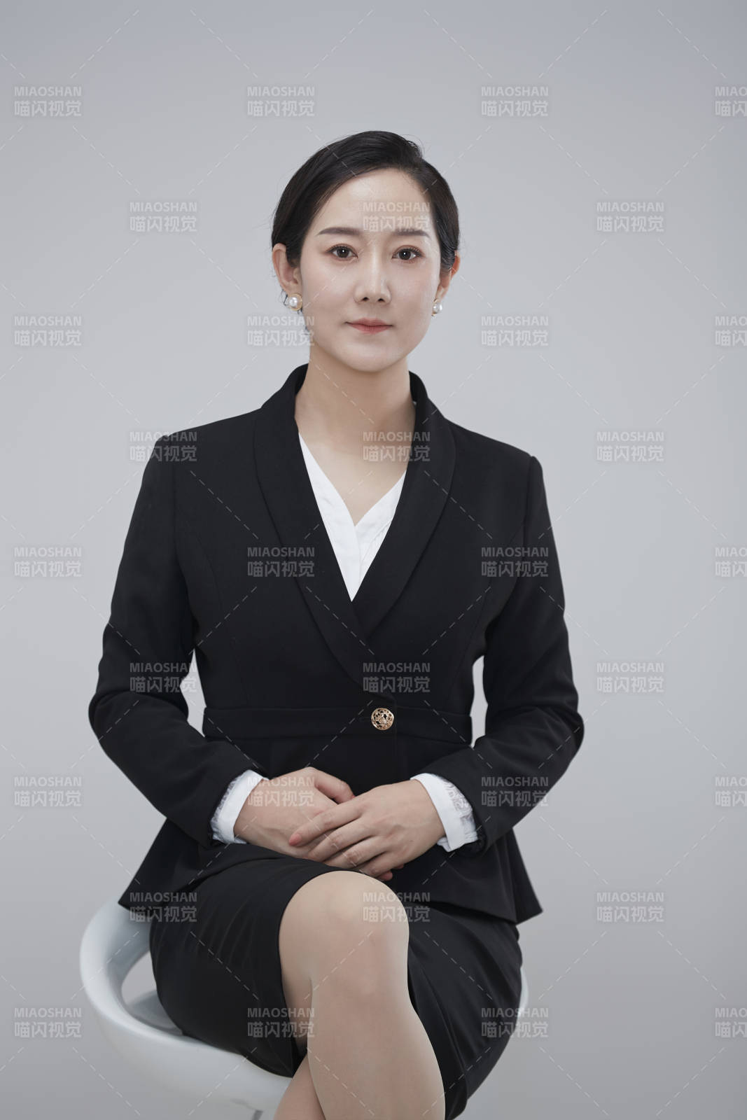 白色背景下职场职业成年女性经理人公关图片