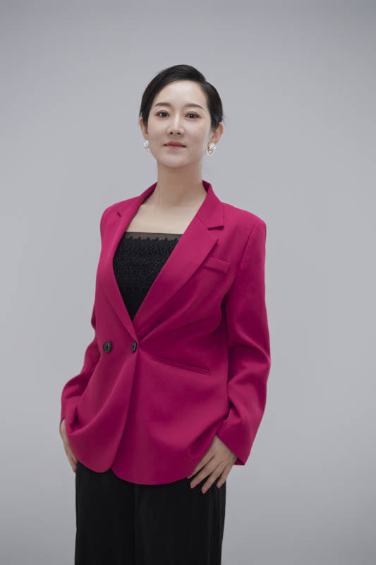 白色背景下职场职业成年女性经理人公关图片