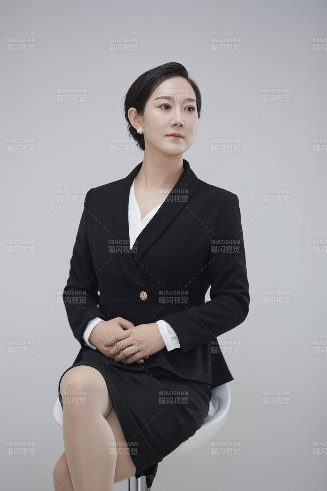 白色背景下职场职业成年女性经理人公关图片