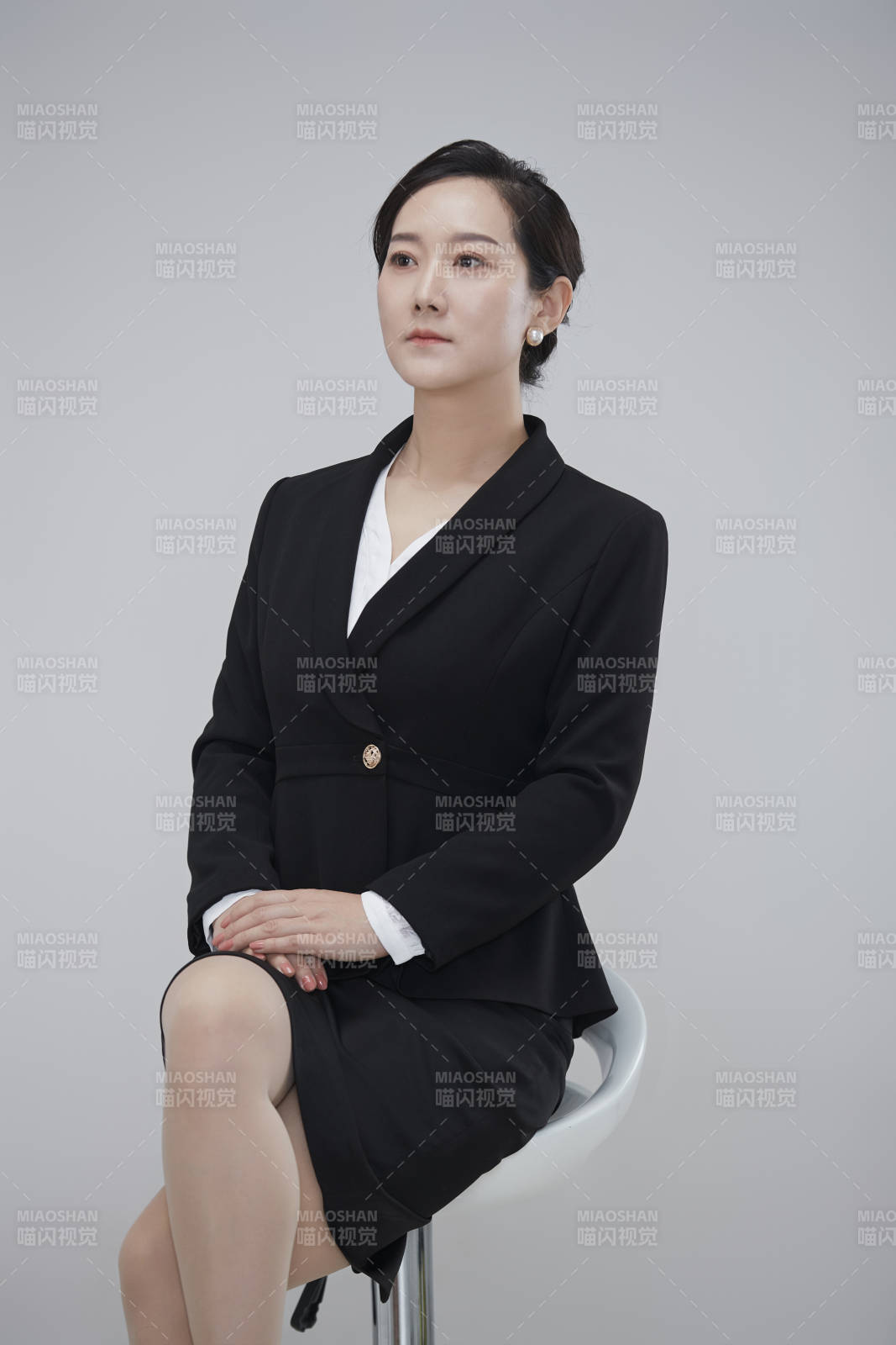 白色背景下职场职业成年女性经理人公关图片