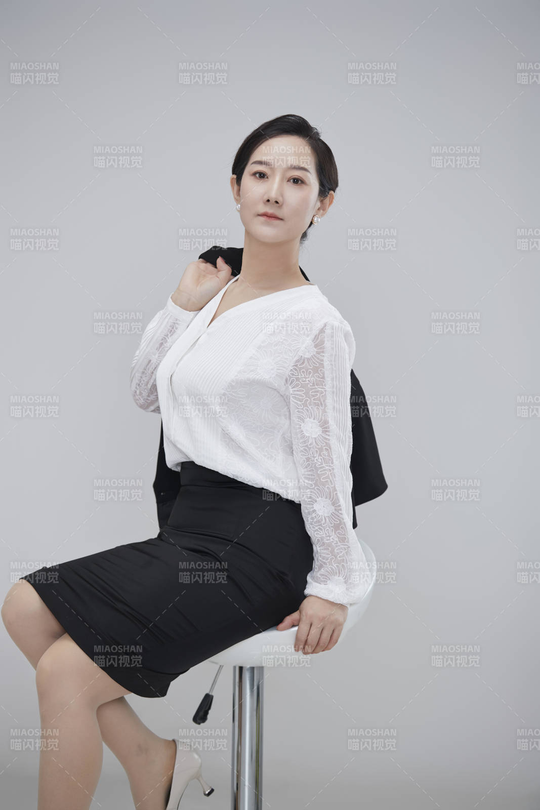 白色背景下职场职业成年女性经理人公关图片