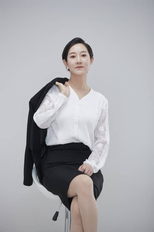 白色背景下职场职业成年女性经理人公关图片