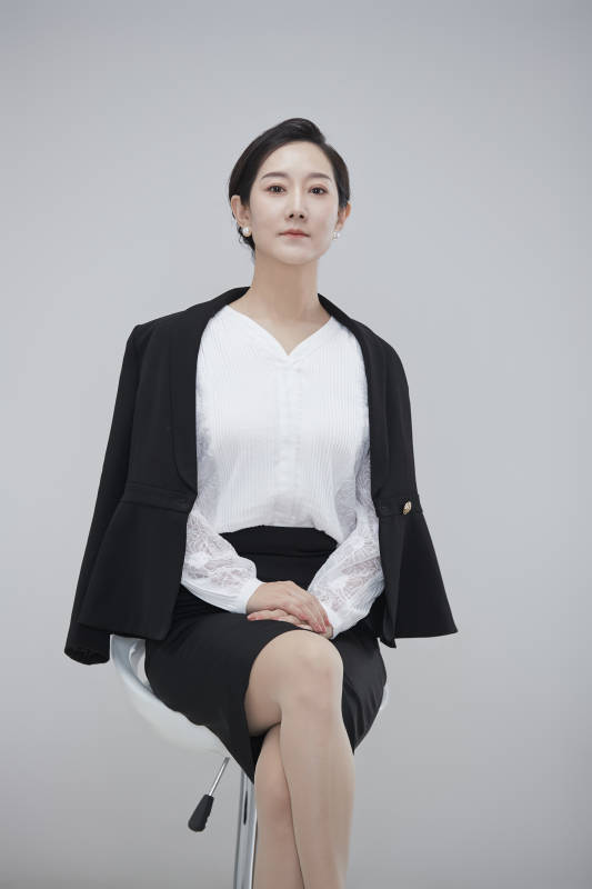 白色背景下职场职业成年女性经理人公关图片