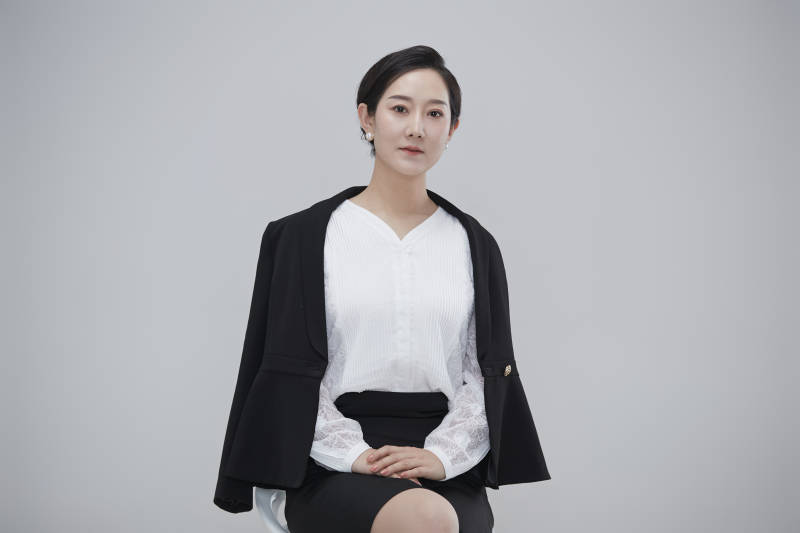 白色背景下职场职业成年女性经理人公关图片