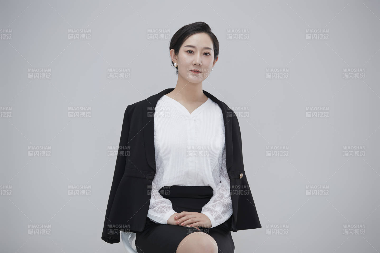 白色背景下职场职业成年女性经理人公关图片