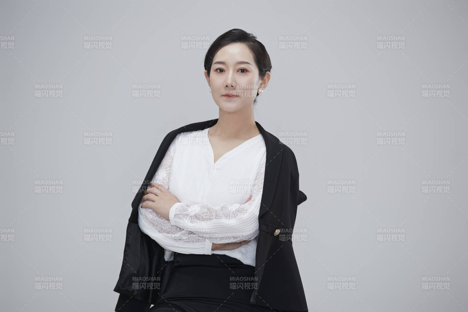 白色背景下职场职业成年女性经理人公关图片