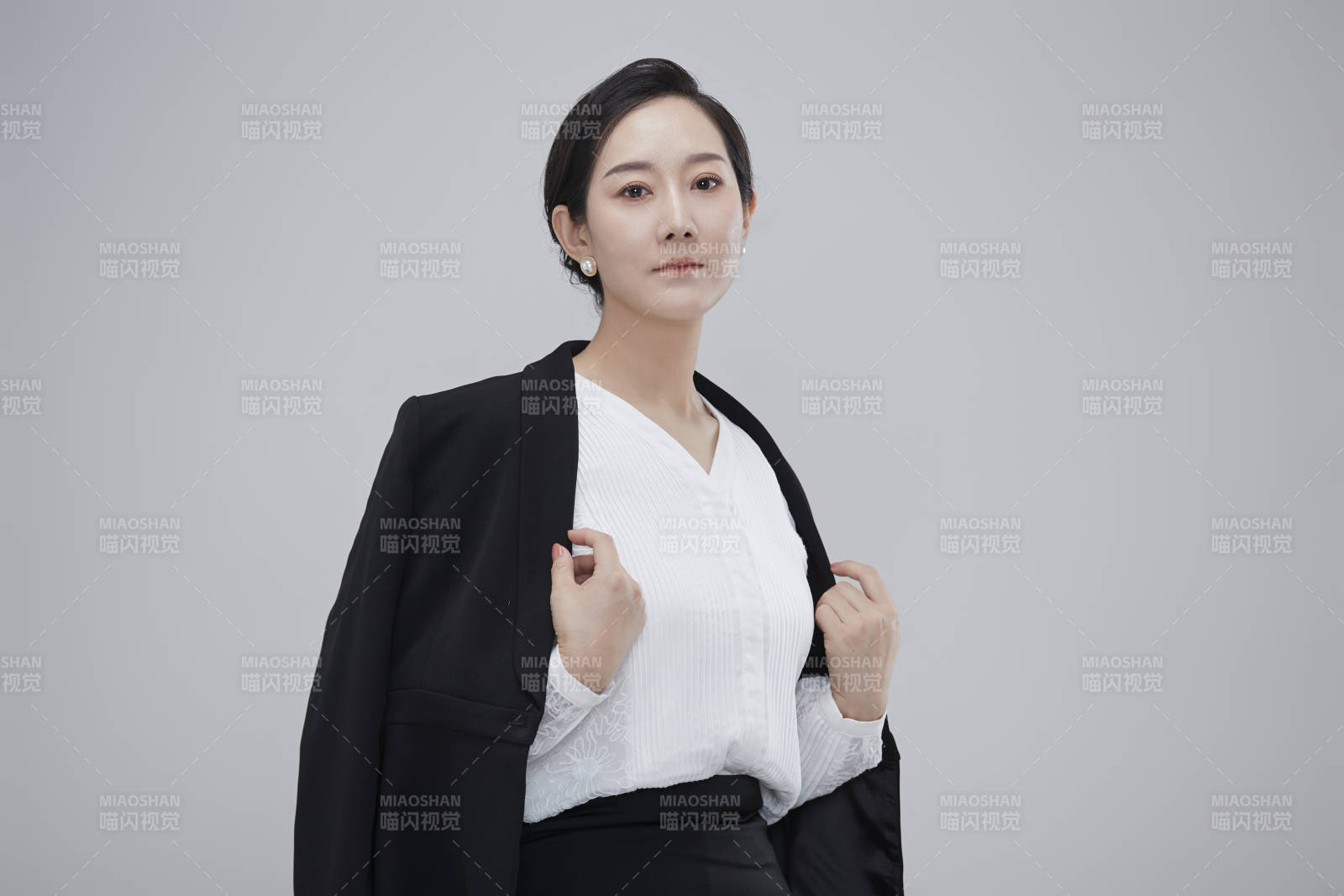 白色背景下职场职业成年女性经理人公关图片