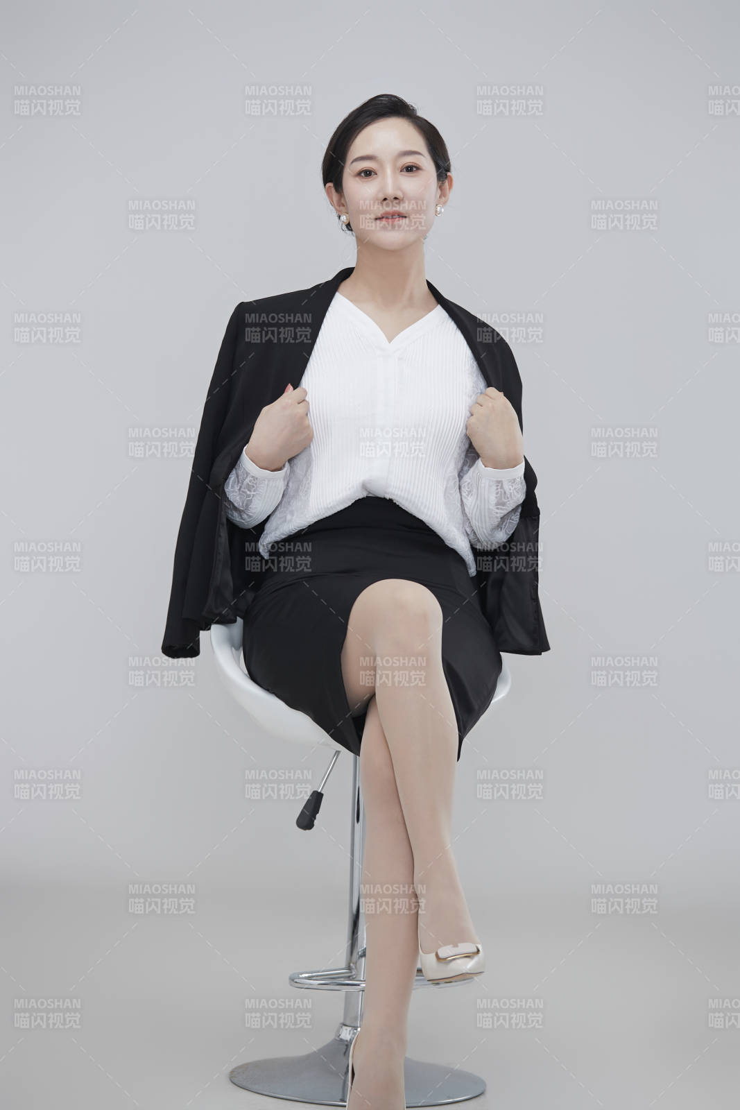 白色背景下职场职业成年女性经理人公关图片