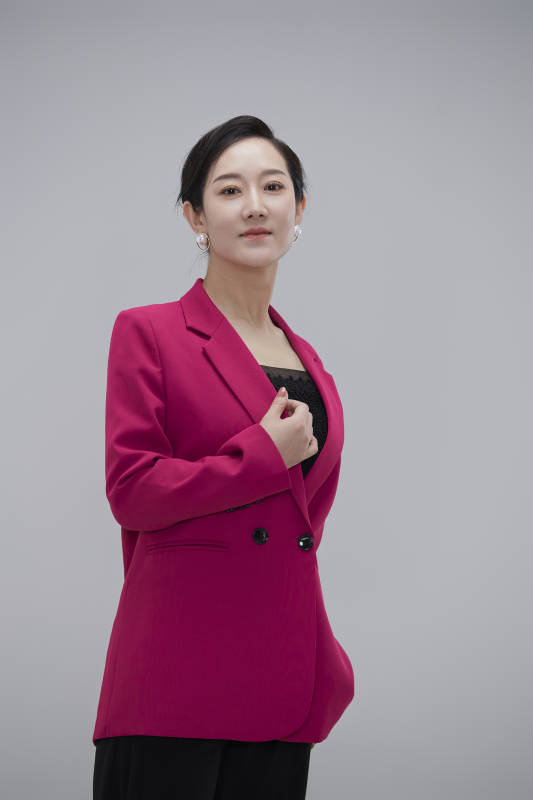 白色背景下职场职业成年女性经理人公关图片