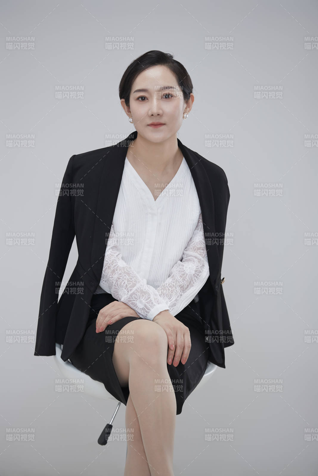 白色背景下职场职业成年女性经理人公关图片