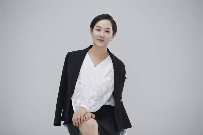 白色背景下职场职业成年女性经理人公关图片