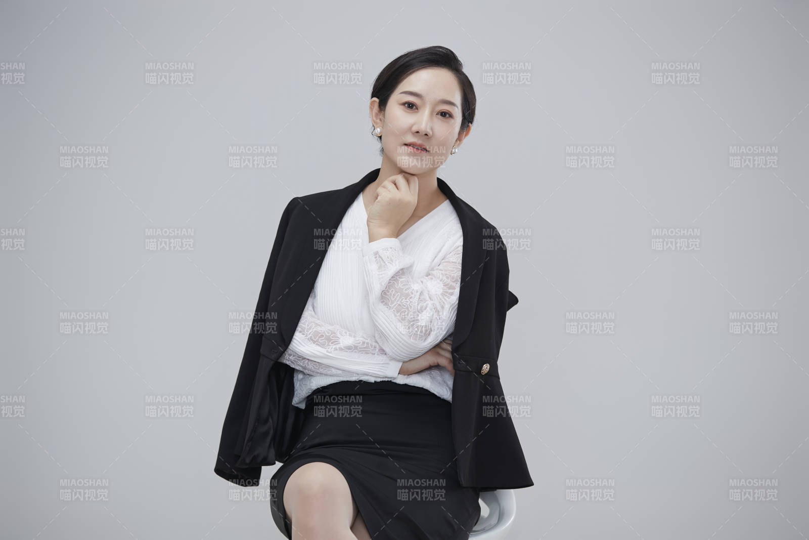 白色背景下职场职业成年女性经理人公关图片