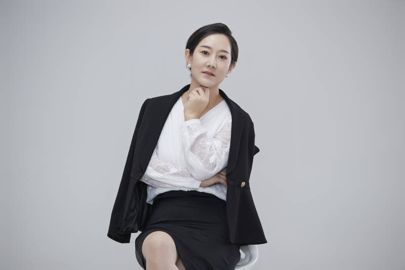 白色背景下职场职业成年女性经理人公关图片