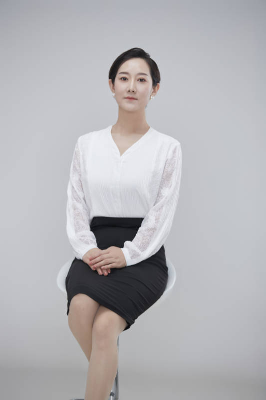 白色背景下职场职业成年女性经理人公关图片