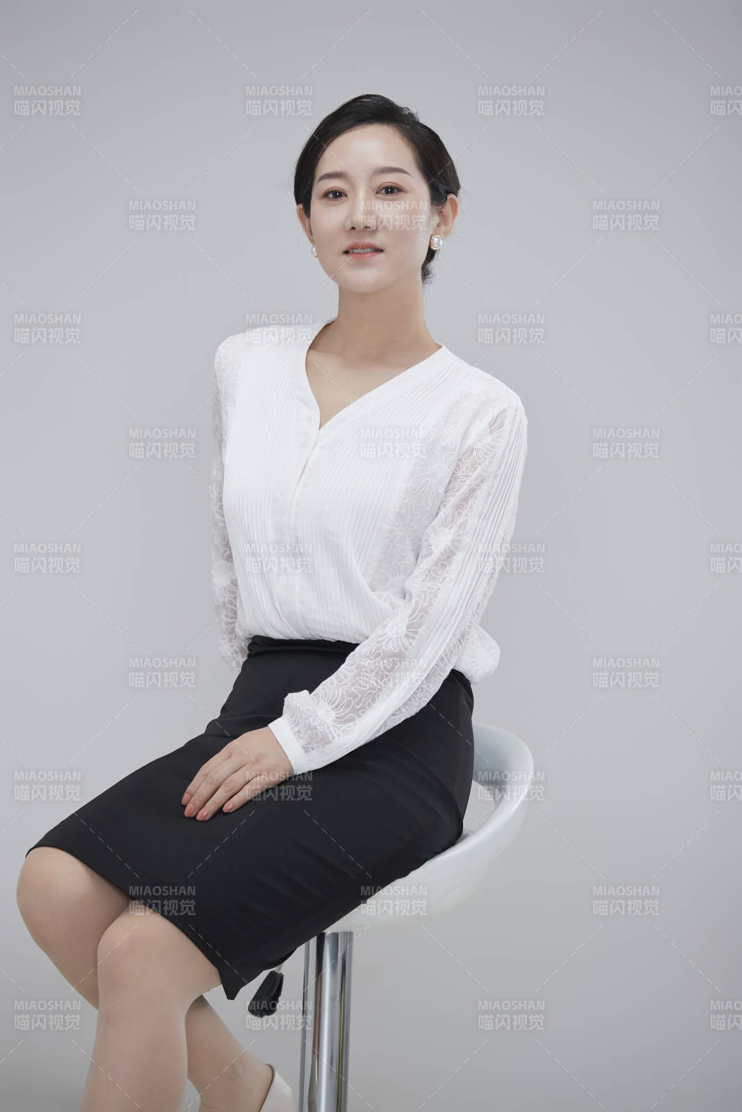 白色背景下职场职业成年女性经理人公关图片